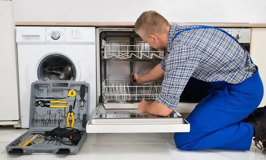 Başiskele Termodinamik servisi teknisyen ekibi beyaz eşya tamiri yaparken